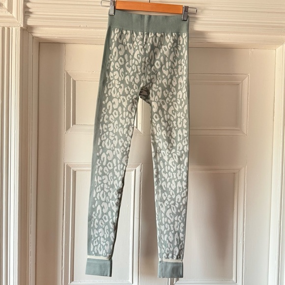 NWT Sweaty Betty Blue Leopard Paint Jacquard Base Layer Leggings Size Small Ski - Picture 4 of 15